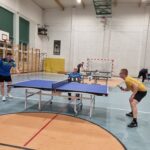 Dwóch mężczyzn gra w tenisa stołowego